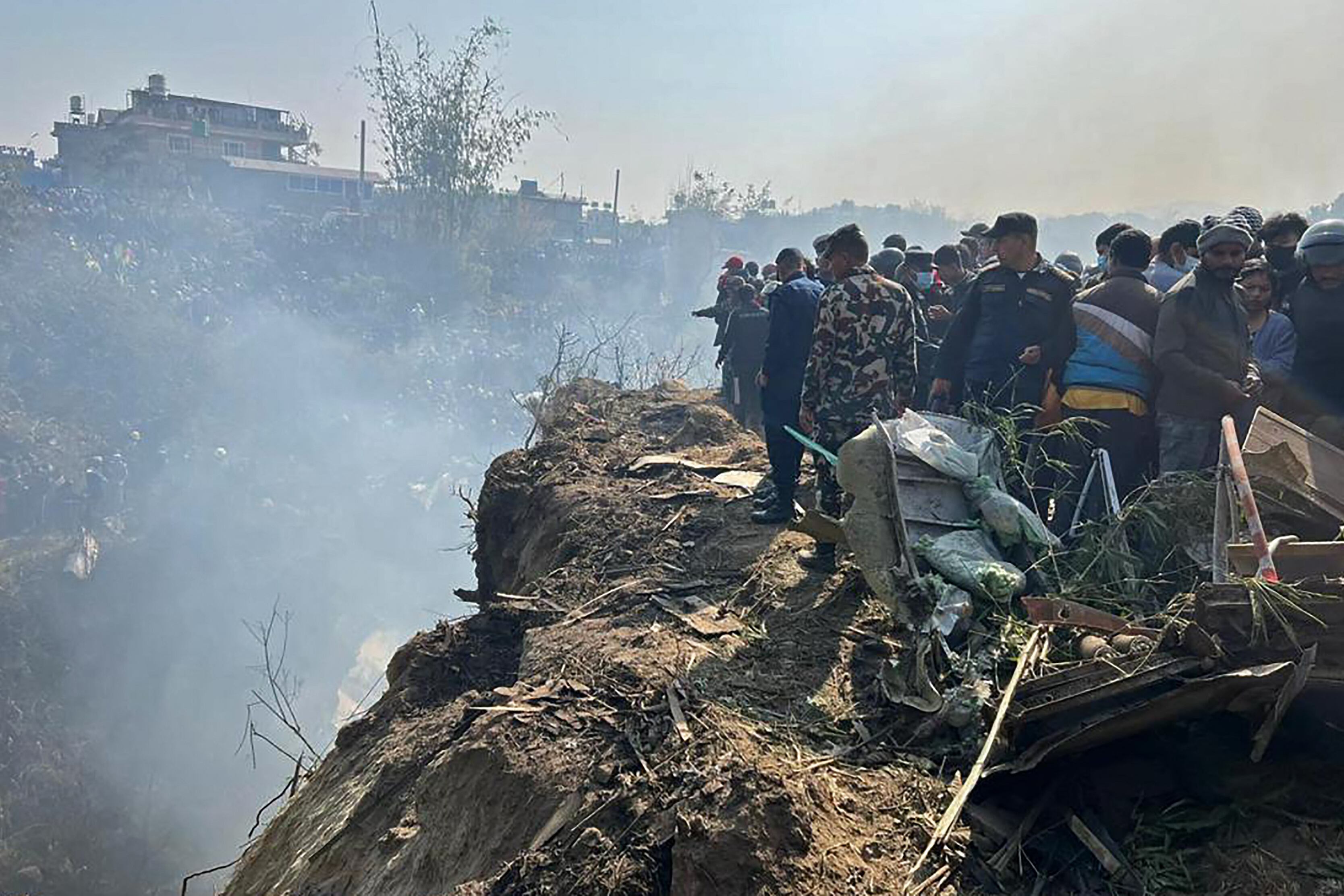 El avión cayó en un barranco, por lo que la recuperación de los cuerpos ha sido una tarea complicada para los organismos de rescate.