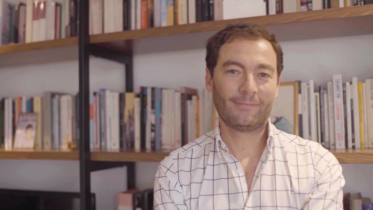 El escritor colombiano, quien inició su carrera como periodista bajo la dirección de Gabriel García Márquez, considera que es importante seguir promoviendo la lectura como herramienta del conocimiento y fuente de placer.