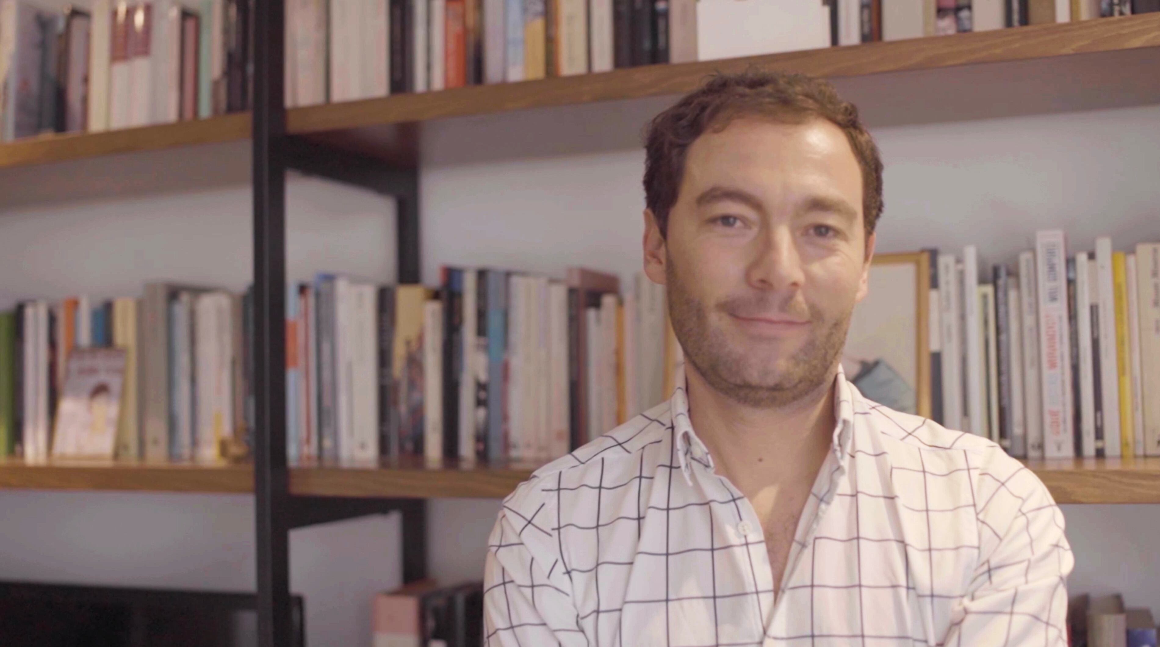 El escritor colombiano, quien inició su carrera como periodista bajo la dirección de Gabriel García Márquez, considera que es importante seguir promoviendo la lectura como herramienta del conocimiento y fuente de placer.