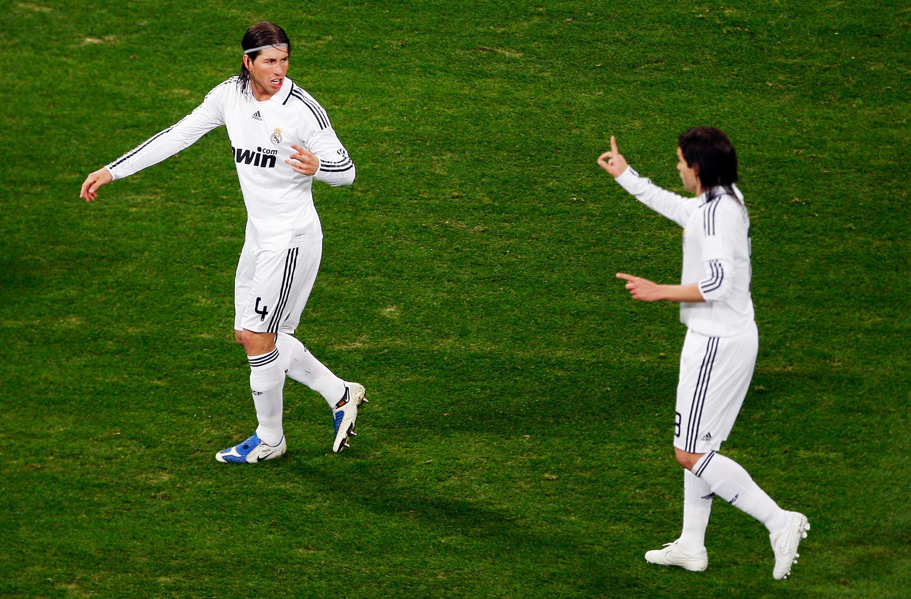 Sergio Ramos (i) habla con Fernando Gago (d) del Real Madrid durante el partido de Liga entre el Real Madrid y el Atlético de Madrid en el estadio Santiago Bernabéu el 7 de marzo de 2009 en Madrid, España.
