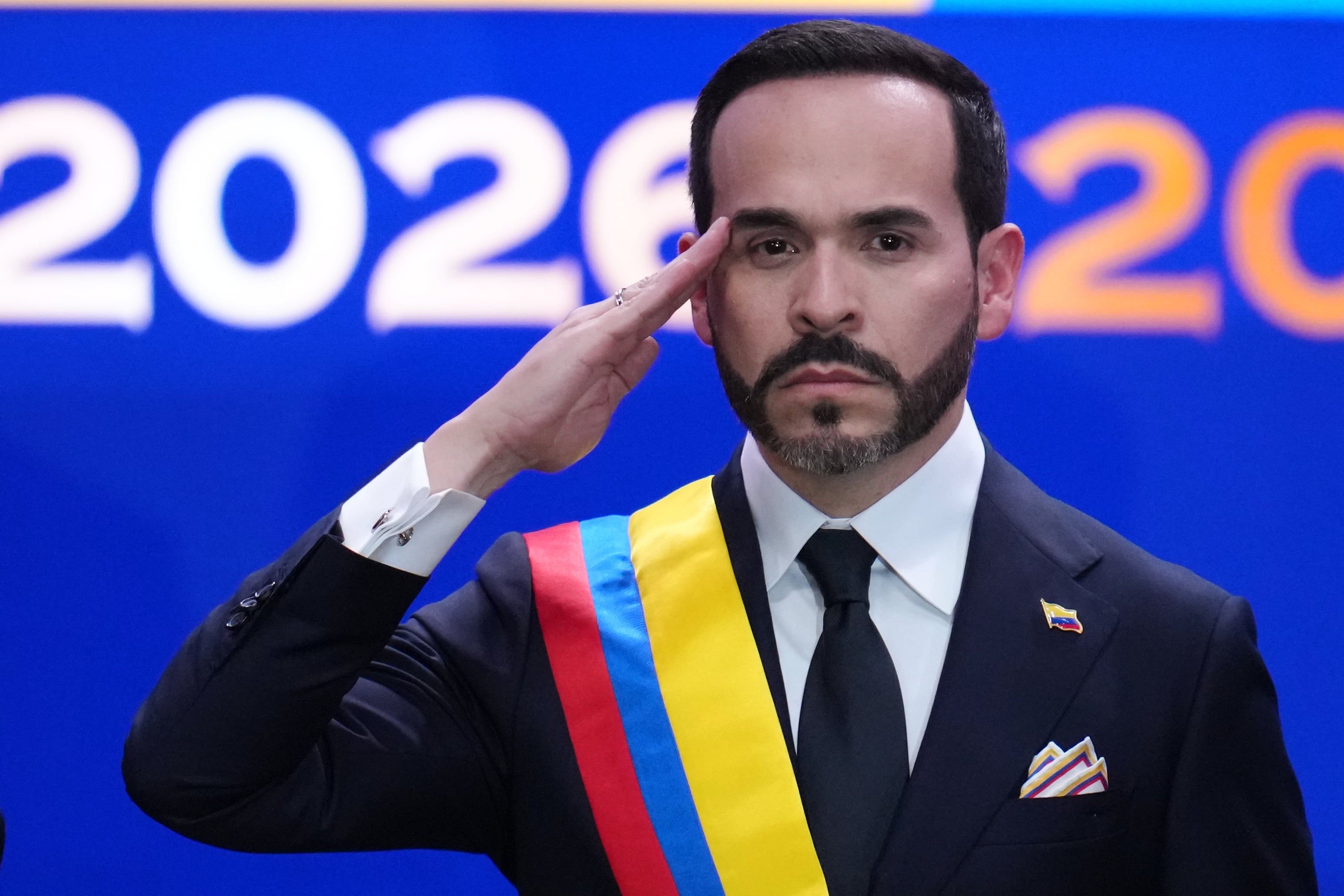 El presidente de Colombia, Abelardo de la Espriella, hace el saludo militar tras prestar juramento al cargo en Cali, Colombia, el viernes 7 de agosto de 2026. (AP Foto/Matias Delacroix)