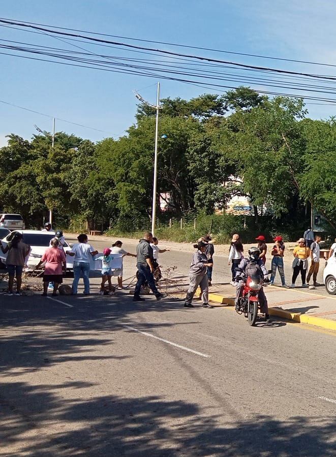 Los comerciantes obstaculizaron el paso de vehículos de todo tipo