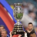 Trofeo de la Copa América que actualmente le pertenece a Argentina