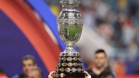 Trofeo de la Copa América que actualmente le pertenece a Argentina