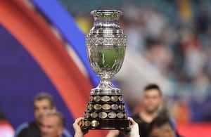Trofeo de la Copa América que actualmente le pertenece a Argentina