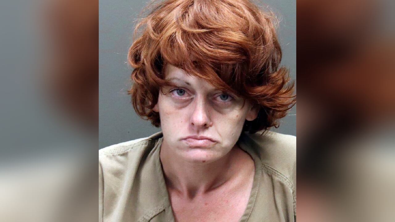 Esta foto proporcionada por la Oficina del Sheriff del condado de Franklin, Ohio, muestra a Rebecca Auborn de Columbus, Ohio. Auborn ha sido acusado formalmente de drogar mortalmente a hombres y robarles, dijo el Fiscal General de Ohio el miércoles 25 de octubre de 2023. (Condado de Franklin, Oficina del Sheriff de Ohio)