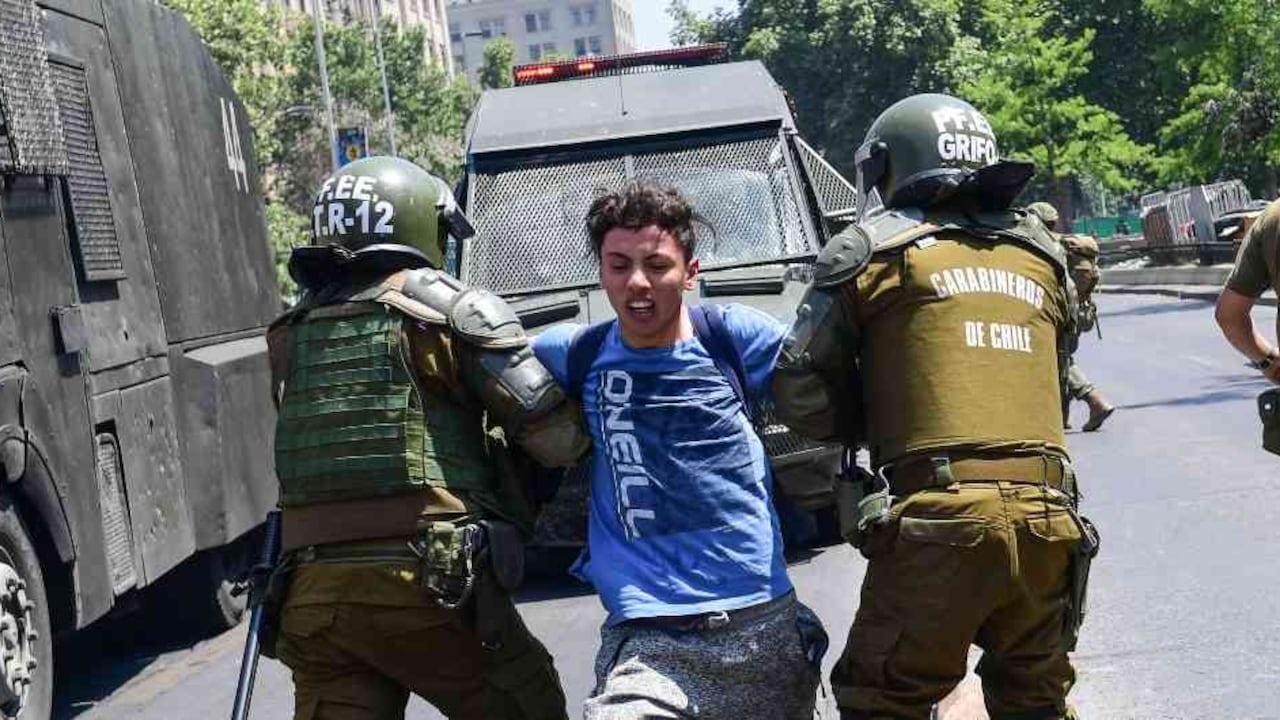 Más de 700 personas han resultado detenidas por las autoriades de Chile tras las protestas. Foto: MARTIN BERNETTI/AFP