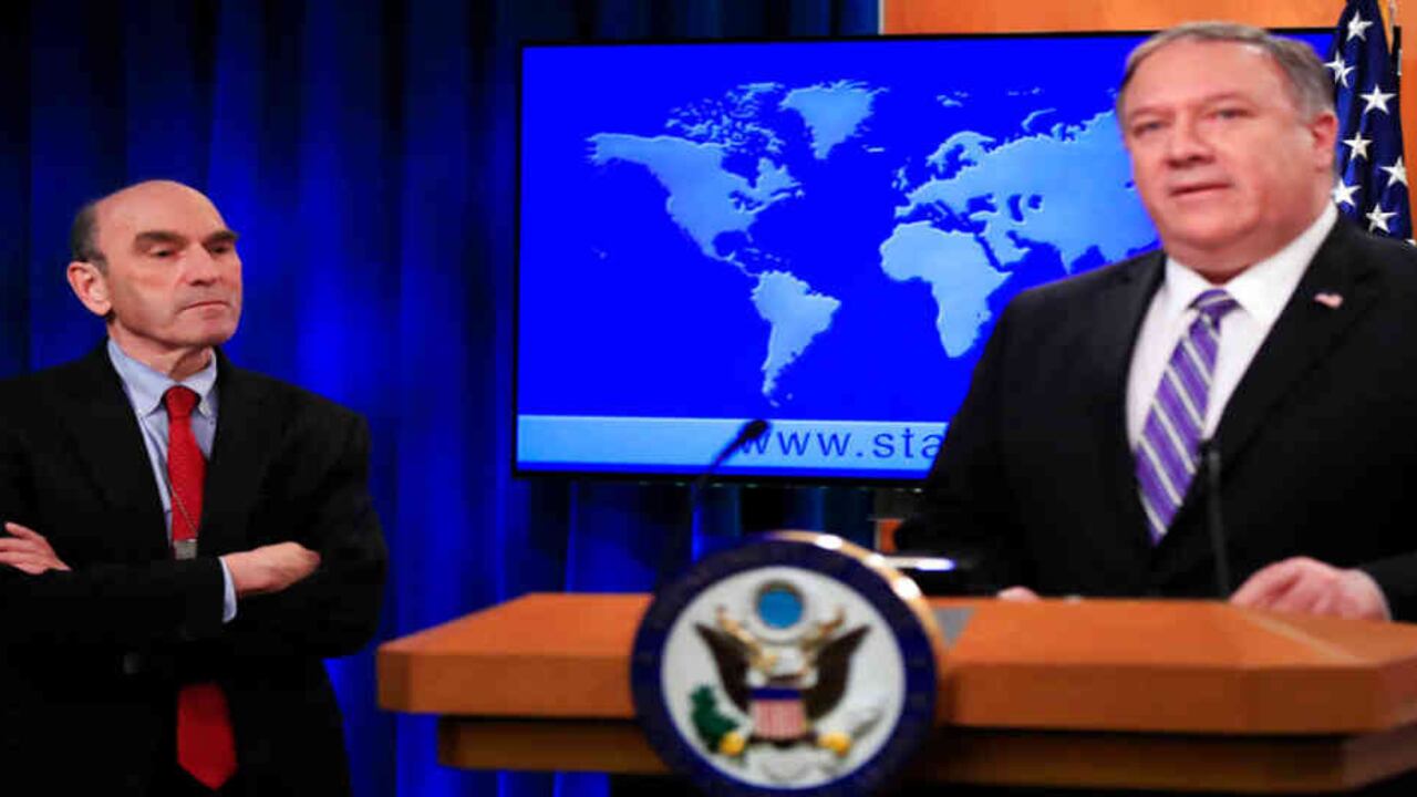 Elliott Abrams escucha atentamente al secretario de Estado, Mike Pompeo, mientras anuncia su llegada a la Casa Blanca. Foto: AP.