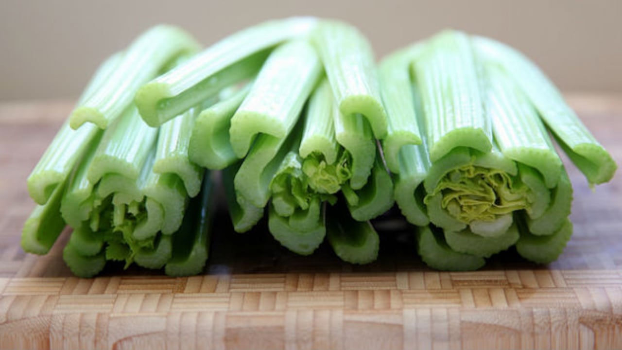 La apigenina está en el perejil, el apio y la manzanilla, entre otras frutas y vegetales.