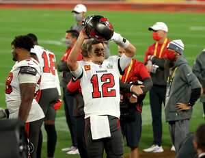 TAMPA, FLORIDA - 7 DE FEBRERO: Tom Brady # 12 de los Tampa Bay Buccaneers mira durante el cuarto trimestre contra los Kansas City Chiefs en el Super Bowl LV en el Raymond James Stadium el 07 de febrero de 2021 en Tampa, Florida. Mike Ehrmann / Getty Images / AFP