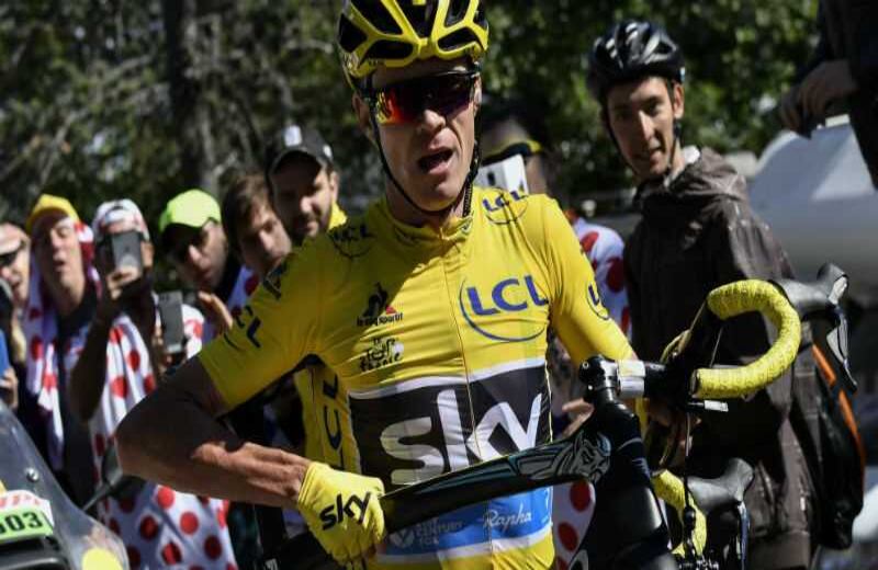 Froome cambia de bicicleta. Foto: AFP