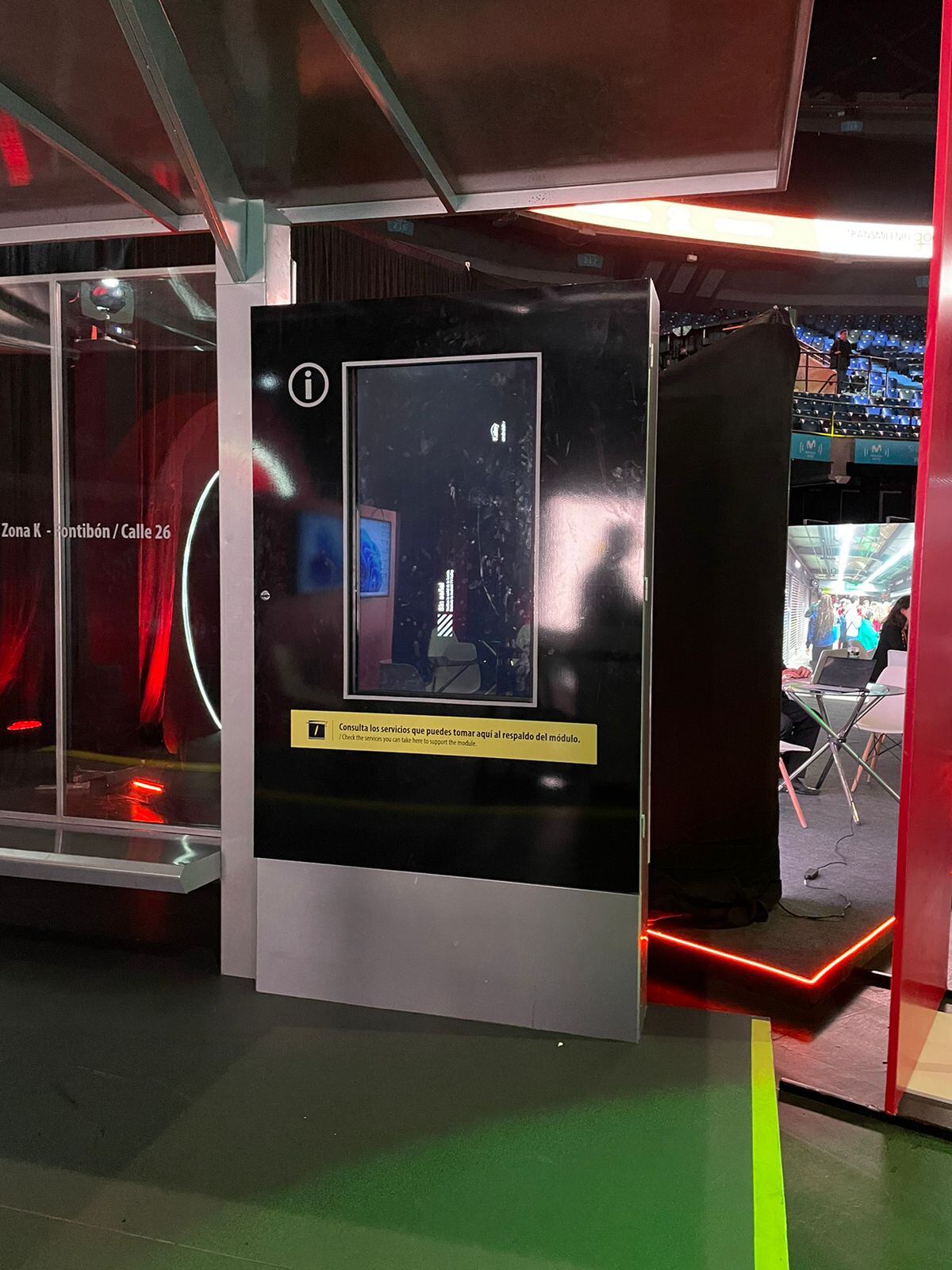 TransMilenio apuesta a transformar el espacio urbano en Bogotá con su iniciativa TRANSMILENIO GO. Pantallas interactivas de rutas.