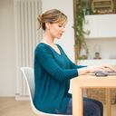 Expertos en ergonomía y salud ocupacional coinciden en que la postura correcta para sentarse frente al computador implica varios aspectos clave.