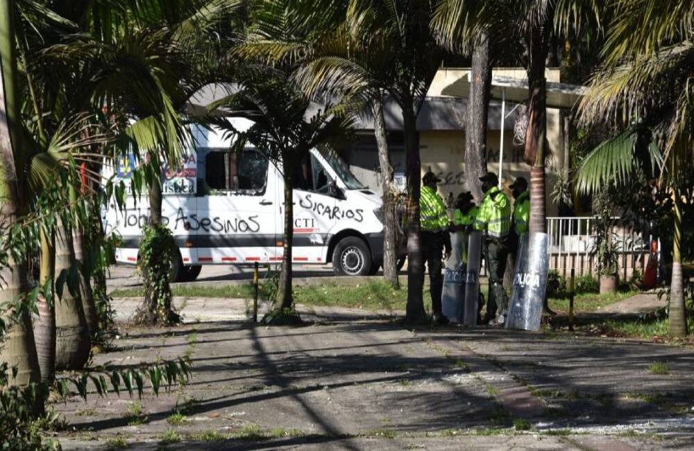 Este jueves el sector a recobrado la normalidad, pero se observan los daños a una patrulla del CTI y a la destrucción de la reja del parque que queda detrás de la estación. Alexandra Ruiz / SEMANA. 