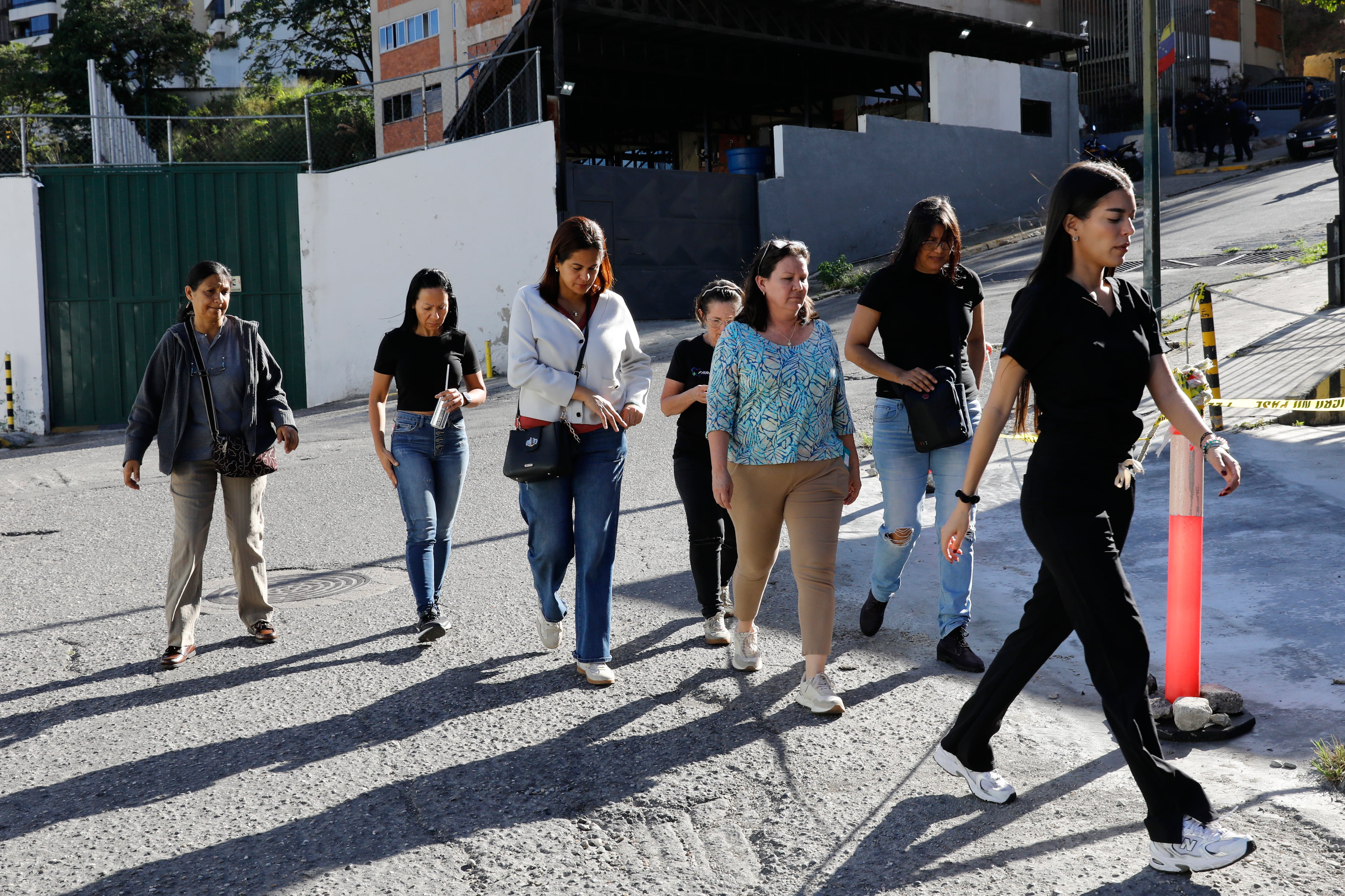 Familiares llegan a la Zona 7 de la Policía Nacional Bolivariana, donde se encuentran detenidos políticos en Caracas, Venezuela.