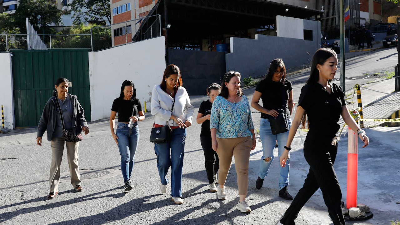 Familiares llegan a la Zona 7 de la Policía Nacional Bolivariana, donde se encuentran detenidos políticos en Caracas, Venezuela.