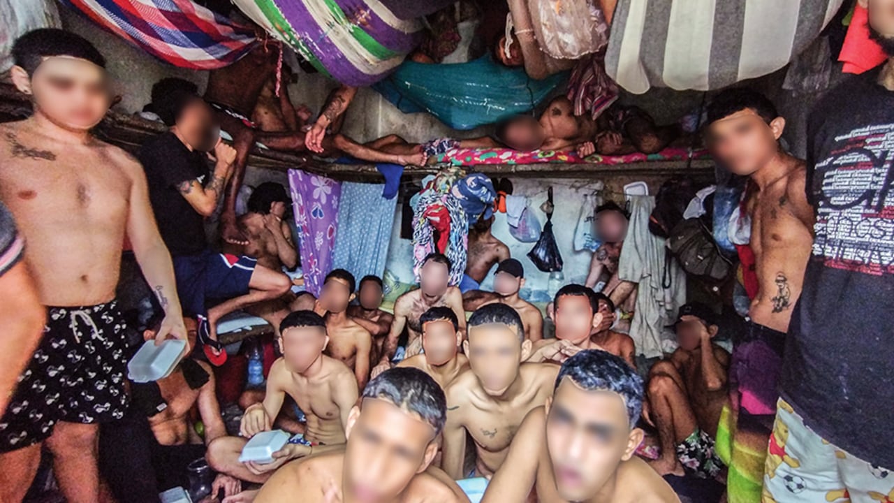 En el país hay centros de detención en los que no caben los reclusos. Tienen turnos para dormir y hasta para entrar al baño. En ocasiones deben hacer sus necesidades fisiológicas en tarros o recipientes de icopor.