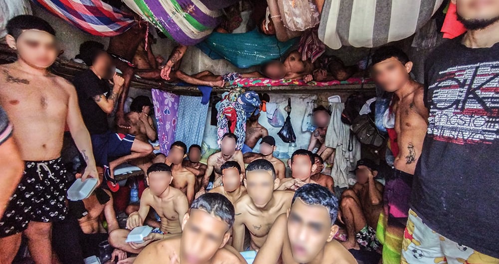  En el país hay centros de detención en los que no caben los reclusos. Tienen turnos para dormir y hasta para entrar al baño. En ocasiones deben hacer sus necesidades fisiológicas en tarros o recipientes de icopor. 