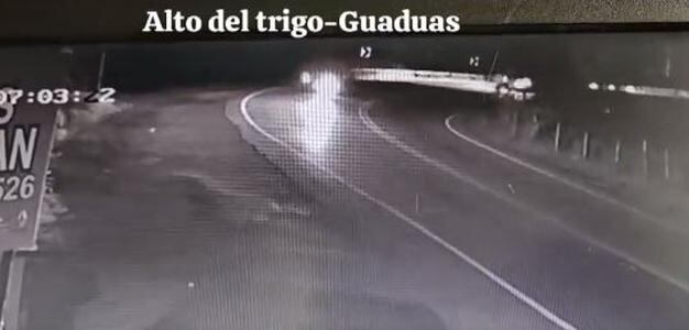 Tractomula se fue al abismo en Guaduas, Cundinamarca