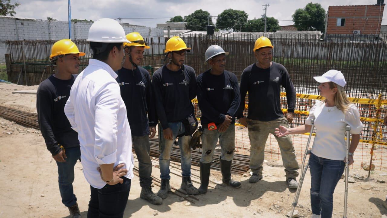 La Gobernadora del Atlántico visitó las obras del nuevo sistema de almacenamiento de agua en Malambo.