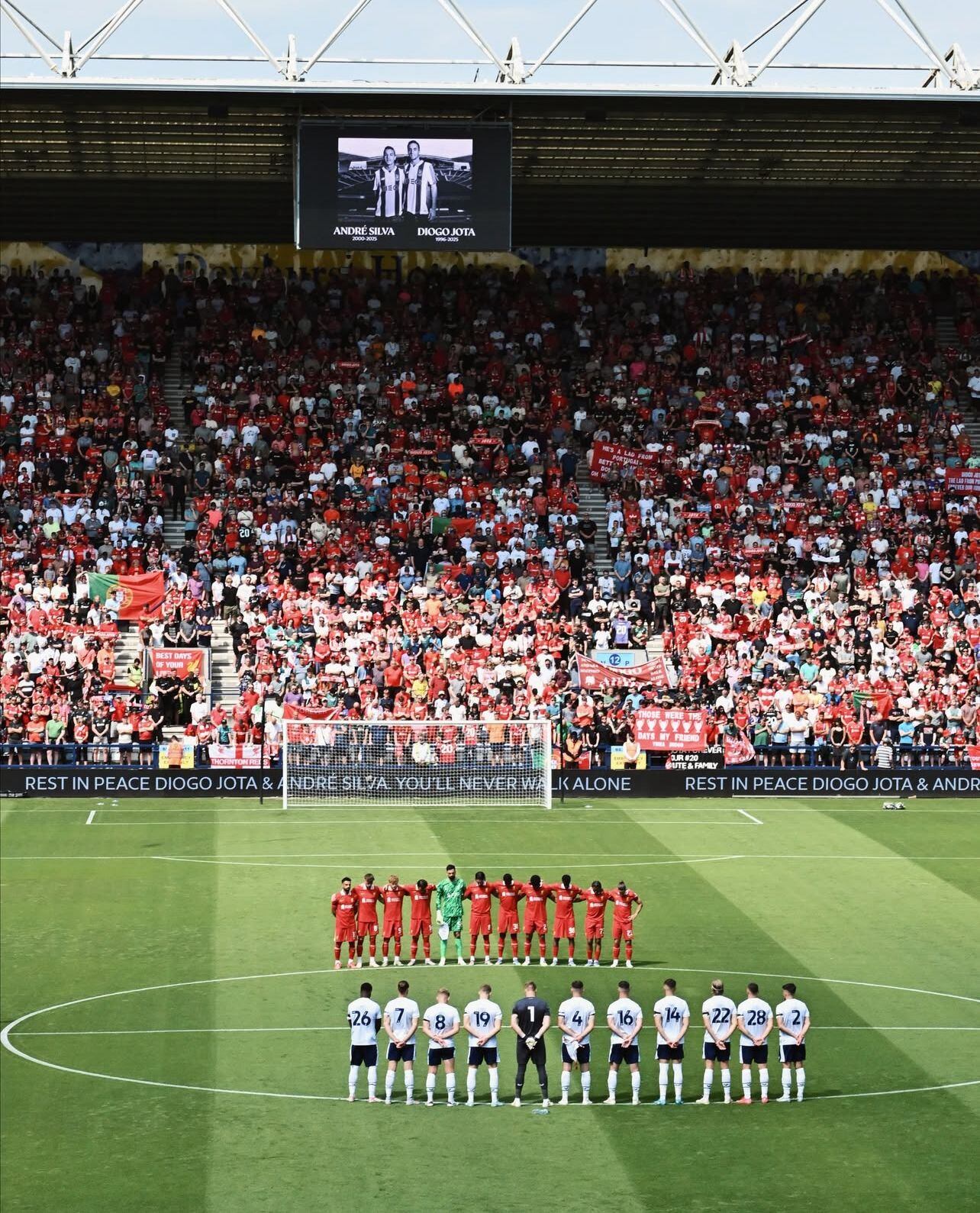 Este domingo 13 de julio se vivió una jornada profundamente emotiva para el Liverpool Football Club. En su primer partido tras el inesperado fallecimiento de Diogo Jota y su hermano André Silva.