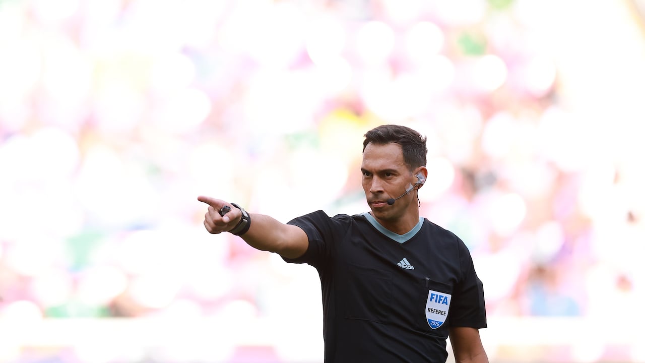 Facundo Tello, árbitro central del partido entre El Congo y Jamaica por el repechaje al Mundial 2026.