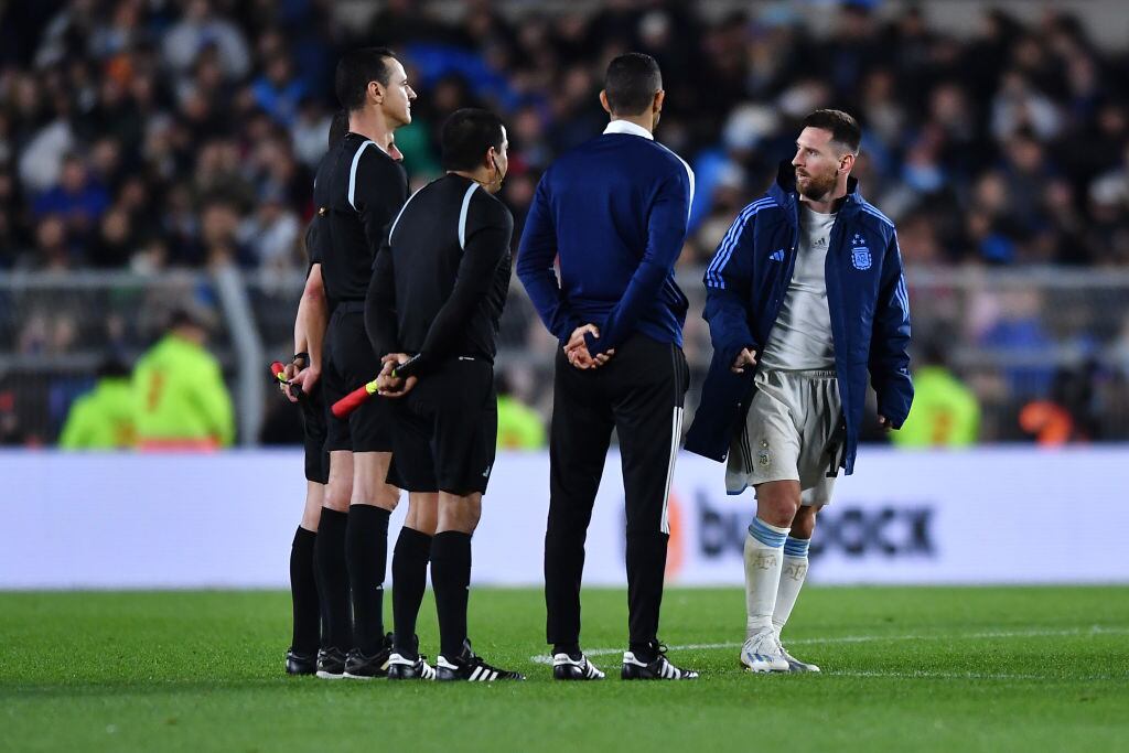 Cruce de Lionel Messi y el árbitro Wilmar Roldán.