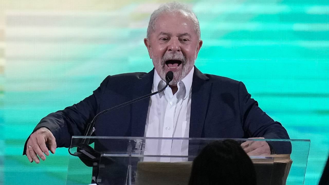 El ex presidente brasileño Luiz Inacio Lula da Silva habla durante el anuncio de su candidatura a la presidencia en las próximas elecciones de octubre, en Sao Paulo, Brasil. Foto: AP/ Andre Penner.