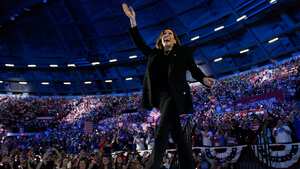 La candidata presidencial demócrata, la vicepresidenta Kamala Harris, llega para hablar durante un mitin de campaña en el Alliant Energy Center en Madison, Wisconsin, el miércoles 30 de octubre de 2024.