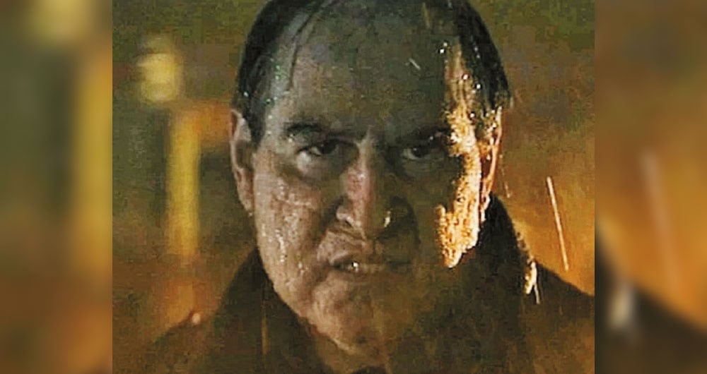 Con la ayuda de prótesis que le hacen ver el rostro regordete, los maquilladores lograron transformar al actor en El Pingüino, uno de los enemigos más viejos de Batman.