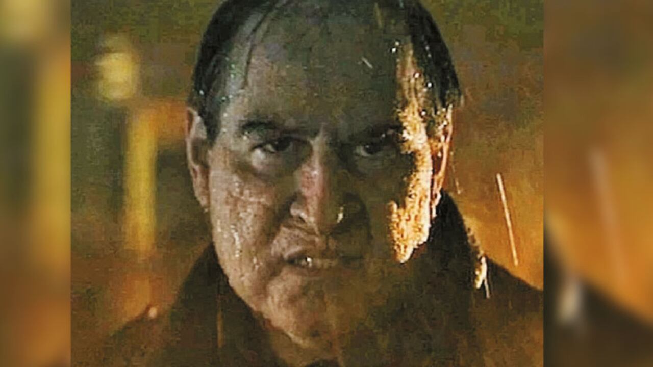 Con la ayuda de prótesis que le hacen ver el rostro regordete, los maquilladores lograron transformar al actor en El Pingüino, uno de los enemigos más viejos de Batman.