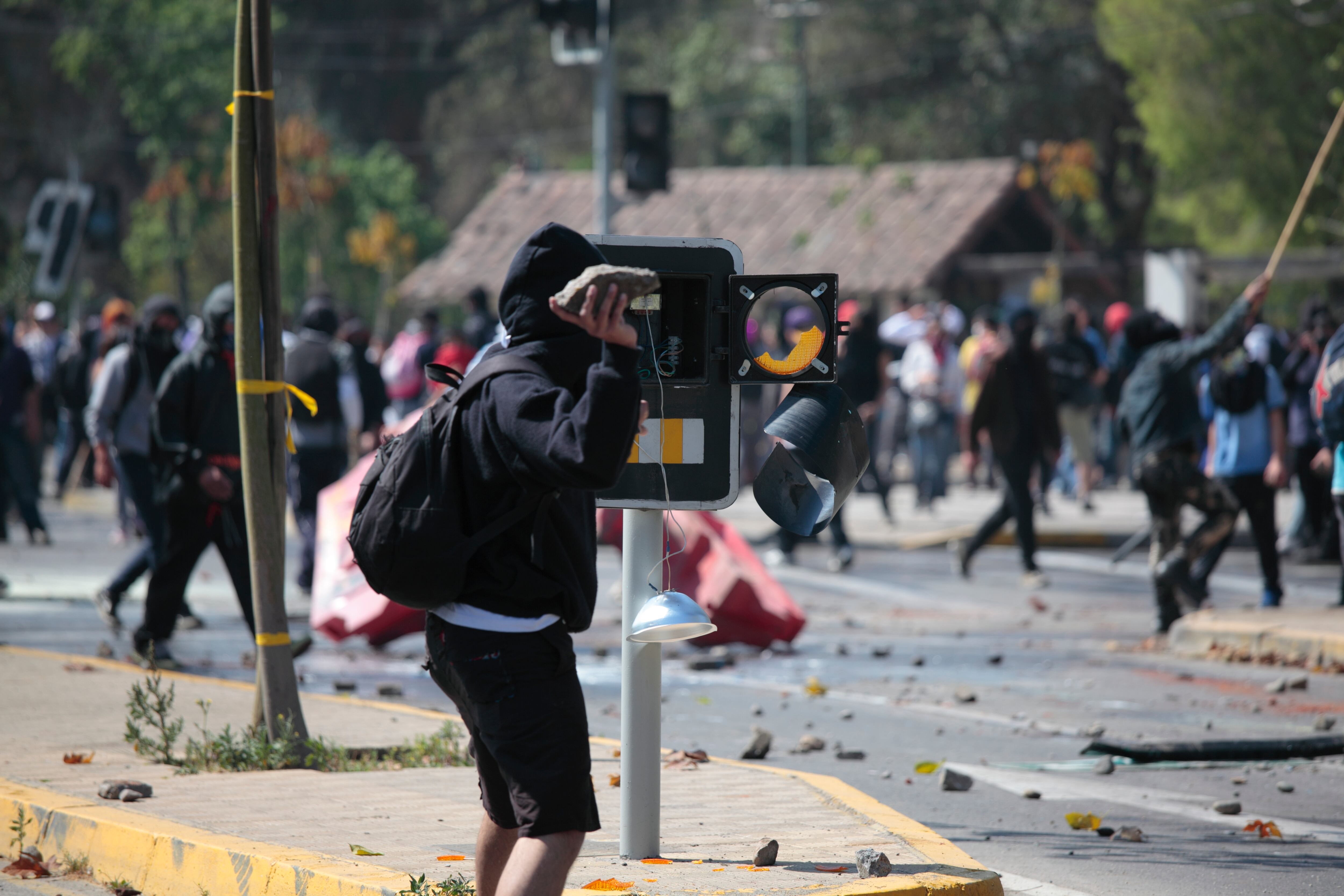 Las bancadas de Chile Vamos y del partido Demócratas buscaban con esta maniobra que la Justicia declarara inconstitucionales los indultos a una docena de personas detenidas en el marco de las protestas sociales de 2019