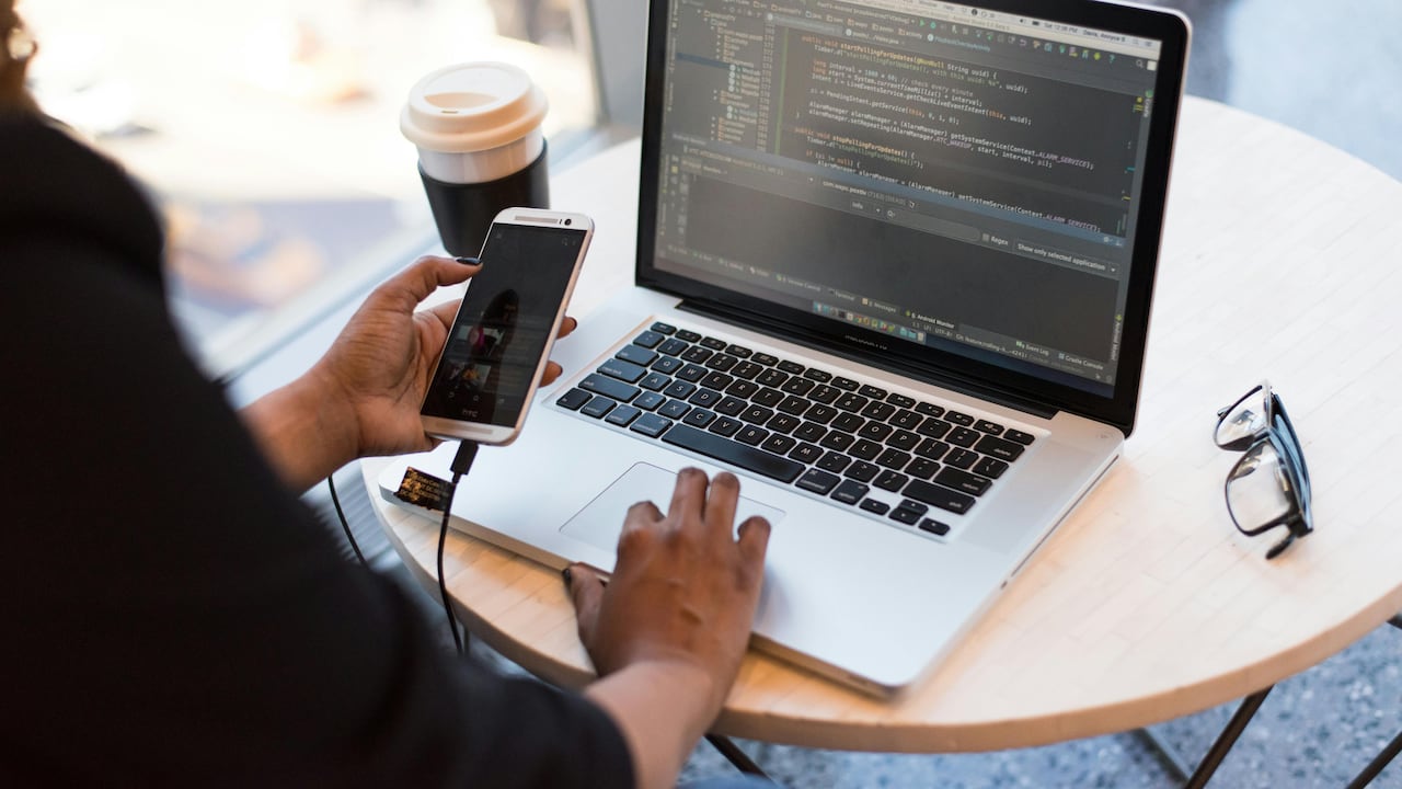 Desarrollar habilidades de comunicación digital y familiarizarse con herramientas como Teams y Slack es esencial, al igual que crear un espacio de trabajo productivo en casa con una buena conexión a Internet y mobiliario adecuado.