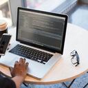 Desarrollar habilidades de comunicación digital y familiarizarse con herramientas como Teams y Slack es esencial, al igual que crear un espacio de trabajo productivo en casa con una buena conexión a Internet y mobiliario adecuado.