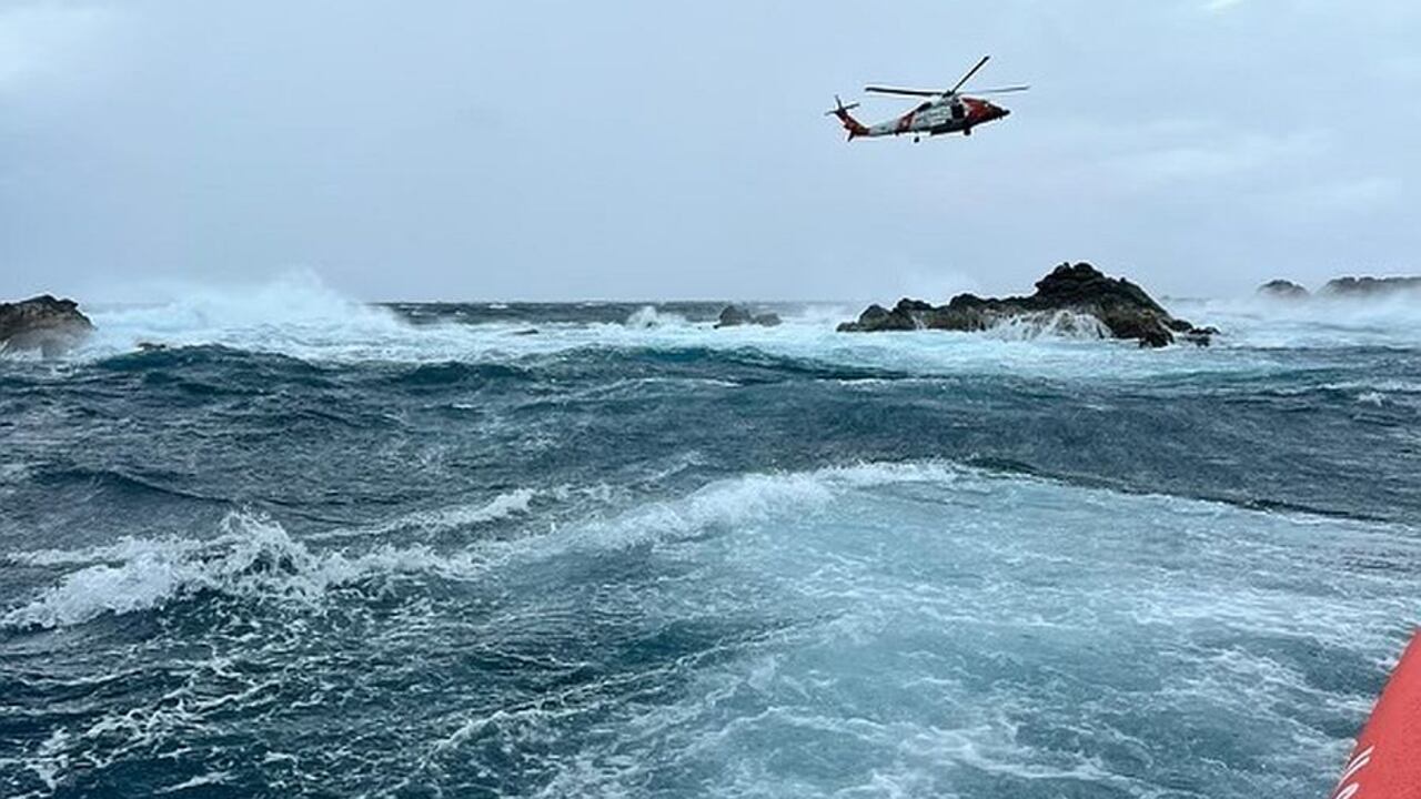 El equipo tomó la decisión de lanzar un nadador de rescate, quien logró hacer contacto con el pescador, asegurarlo con un arnés para respectivamente elevarlo hacia el helicóptero de rescate.