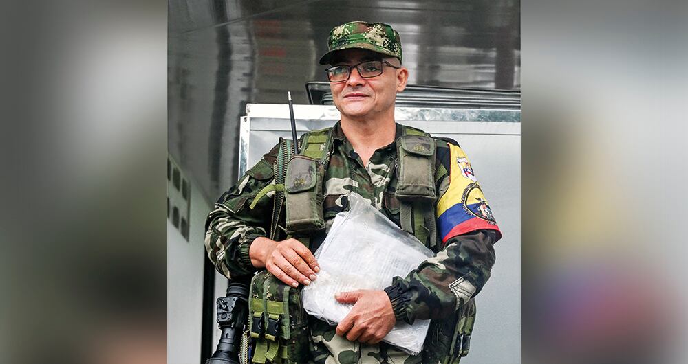  Las disidencias de Iván Mordisco (foto) cuentan con información secreta del Ejército. Documentos y archivos militares fueron hackeados y robados por los ilegales a las tropas. 