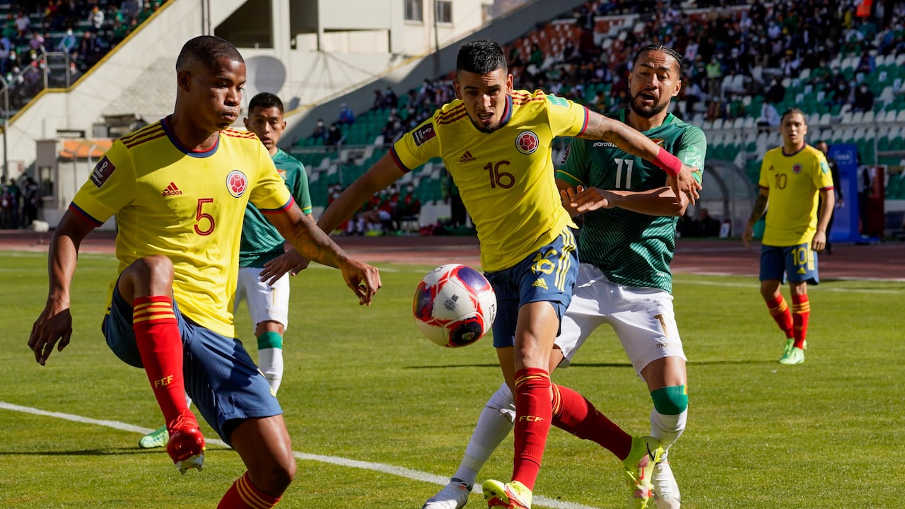Colombia's Wilmar Barrios (5) eyes the ball as teammate Daniel Munoz (16) is challenged by Bolivia's Rodrigo Ramallo during a qualifying soccer match for the FIFA World Cup Qatar 2022 in La Paz, Bolivia, Thursday, Sept. 2, 2021. (Javier Mamani/Pool vía AP)
