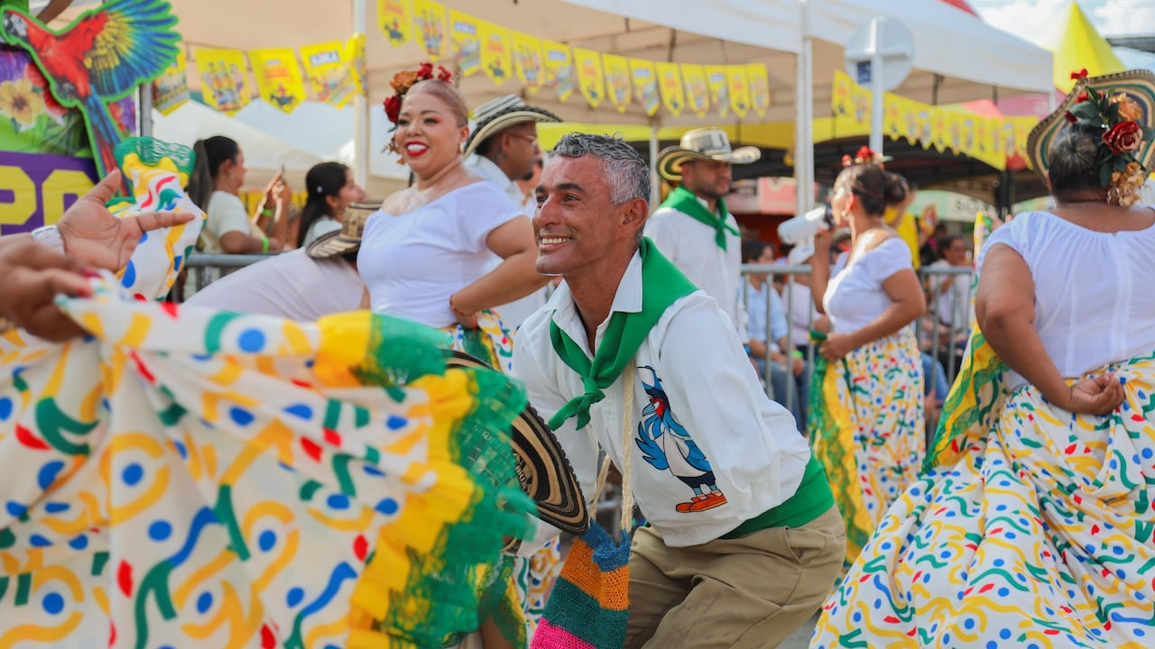 Porros y cumbiambas, los grandes géneros que amenizaron la parada folclórica de la feria.