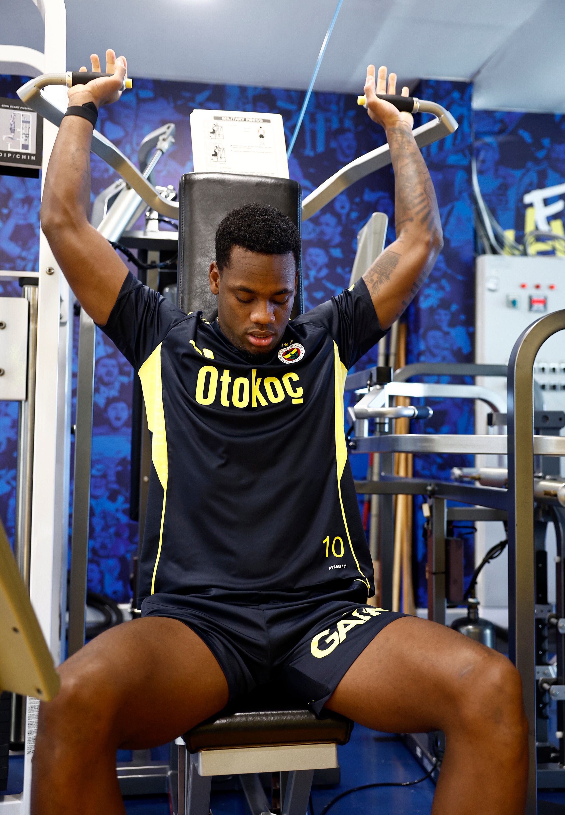 Jhon Jader Durán entrenando en el gimnasio, luego de su lesión