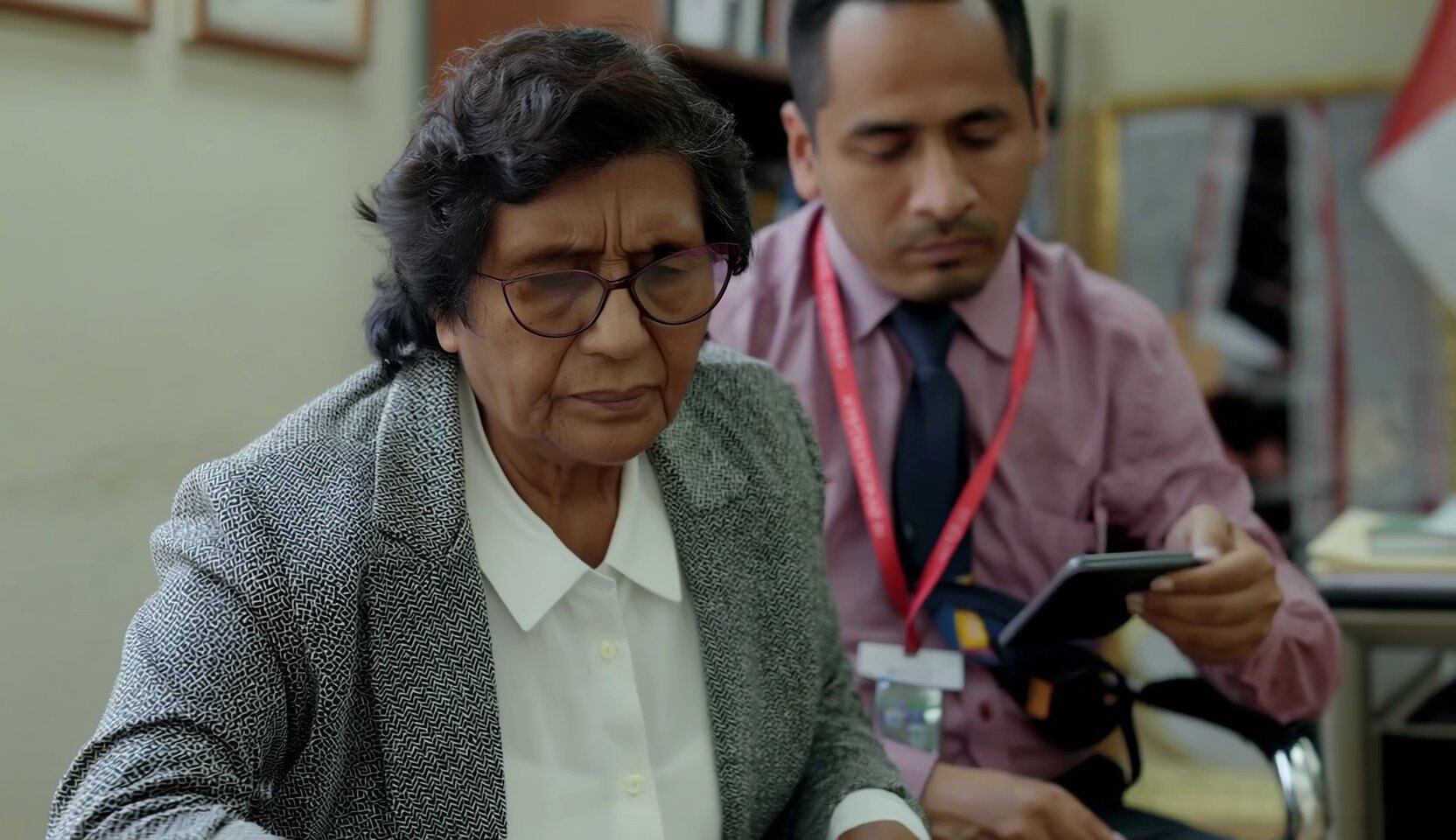 Lucinda Vásquez y su "pedicure".