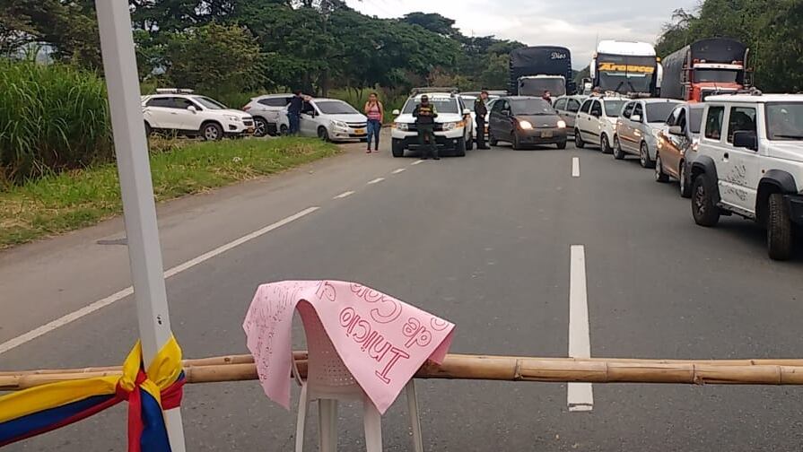 Comunidades cerraron la vía Panamericana a la altura de Guacarí, Valle.