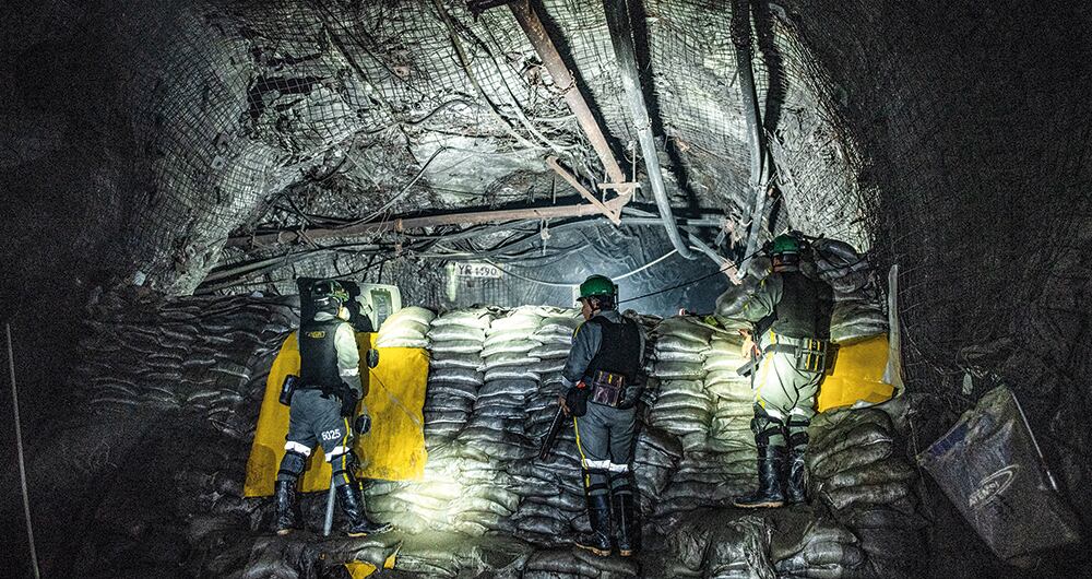    A 600 metros de profundidad están las trincheras de la Zijin-Continental Gold, que sirven como refugio para los empleados que huyen de las garras criminales y violentas del Clan del Golfo. 