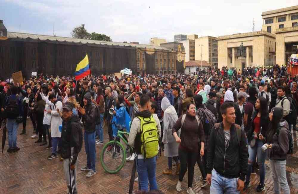 En la Plaza de Bolívar cerca de 5.000 personas acudieron de nuevo con pancartas y ollas. Foto: Diana Rey