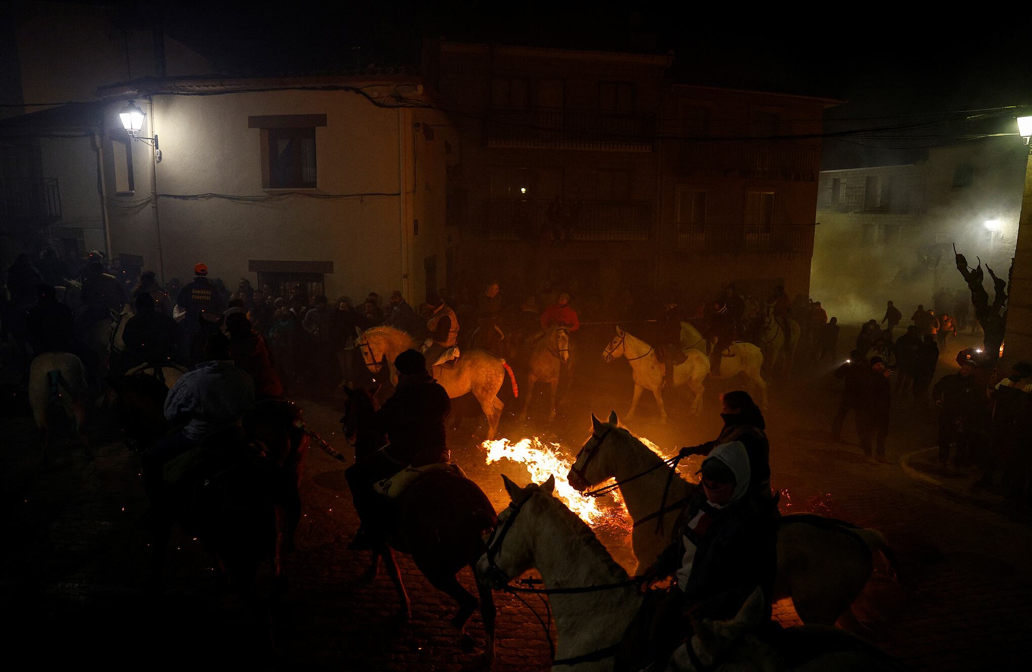 En imágenes : Un jinete atraviesa llamas durante la celebración anual de "Luminarias" en la víspera del día de San Antonio.