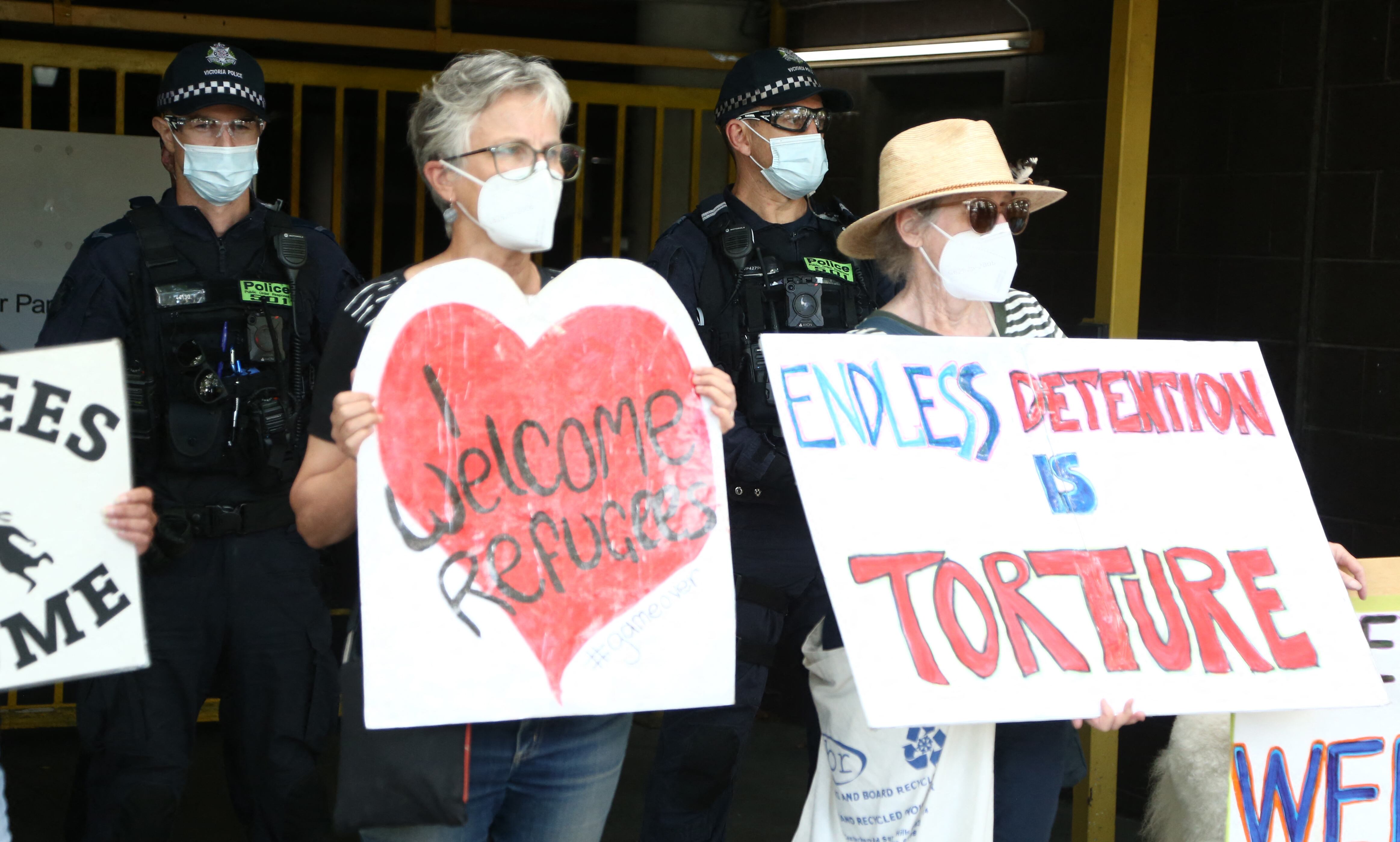 La policía se para frente a la entrada del estacionamiento del Park Hotel antes de que el tenista serbio Novak Djokovic llegue antes del torneo de tenis del Abierto de Australia en Melbourne el 14 de enero de 2022. (Foto de BRANDON MALONE / AFP) / -- IMAGEN