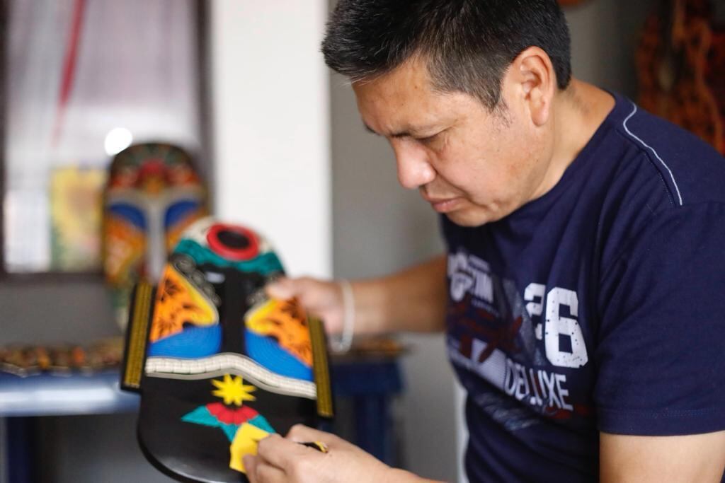 El maestro Richard Valderrama aprendió la técnica de sus padres y se especializó en la elaboración de los diseños del barniz de Mopa Mopa.