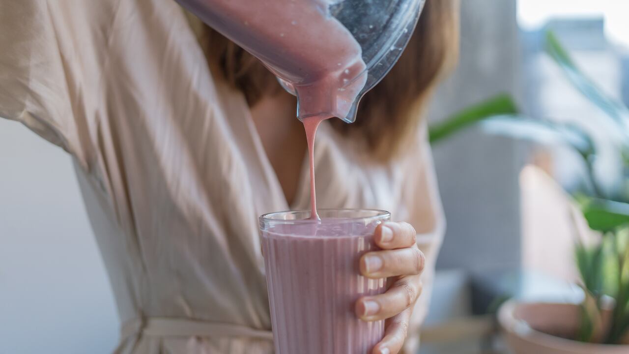 ¿Busca una manera natural de cuidar su salud? Pruebe el batido lleno de antioxidantes que no solo combate el envejecimiento prematuro, sino que también ayuda a regular la presión arterial.