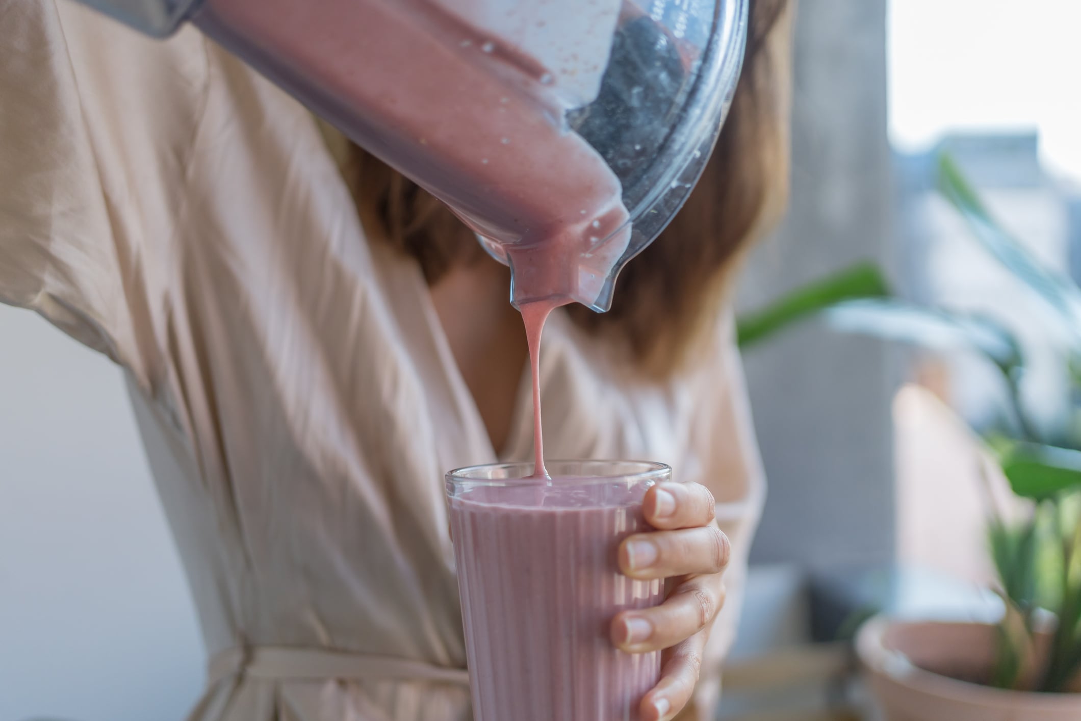 ¿Busca una manera natural de cuidar su salud? Pruebe el batido lleno de antioxidantes que no solo combate el envejecimiento prematuro, sino que también ayuda a regular la presión arterial.