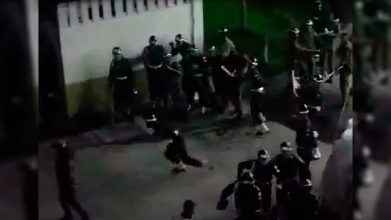 Policías militares atacándose entre sí en Bogotá