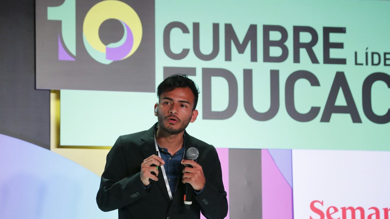 Santiago Páez, el único colombiano nominado al mejor estudiante del mundo por sus iniciativas para promover la educación científica, dio su opinión en la 10.° Cumbre Líderes por la Educación, frente a la realidad del país, las necesidades que tienen los estudiantes y la oportunidad que representa la educación para hacer todo posible.